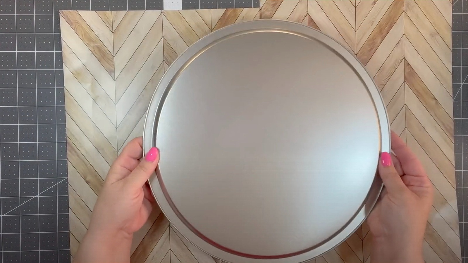The Stunning TikTok Pizza Pan Hack That'll Elevate Your Home Office