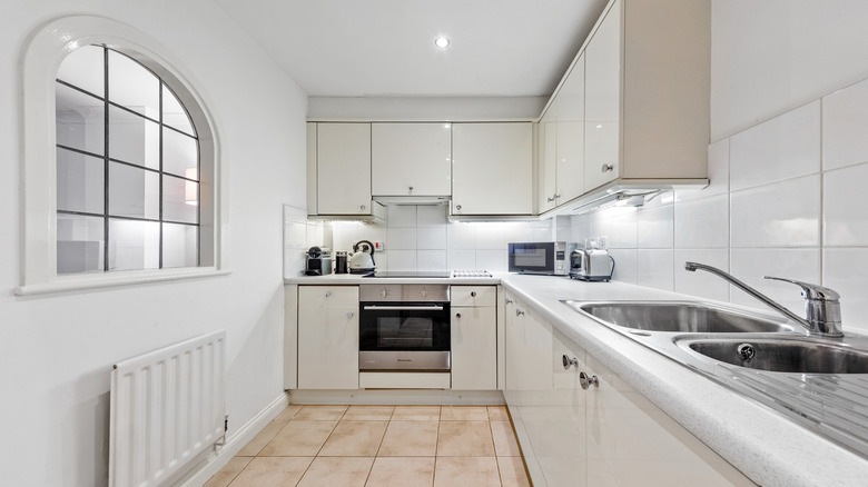 White modern kitchen with arched window