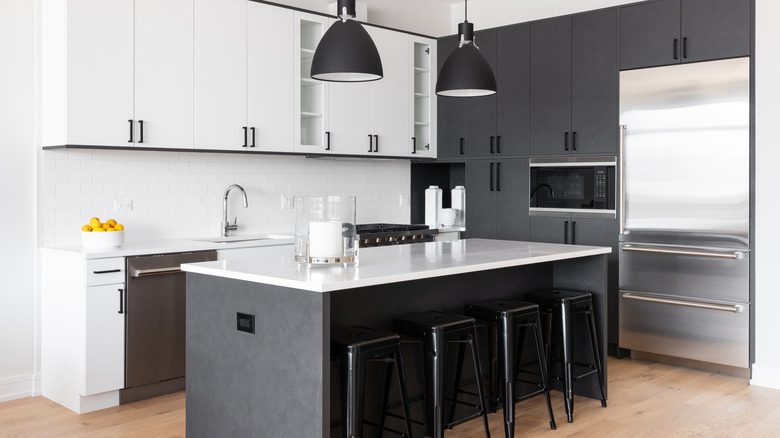 A stylish kitchen with clear countertops