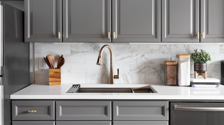 Tidy kitchen counter