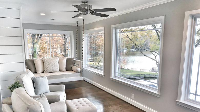 Sun room with ceiling fan