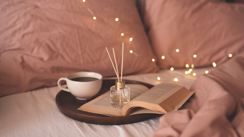 Diffuser & coffee tray with book
