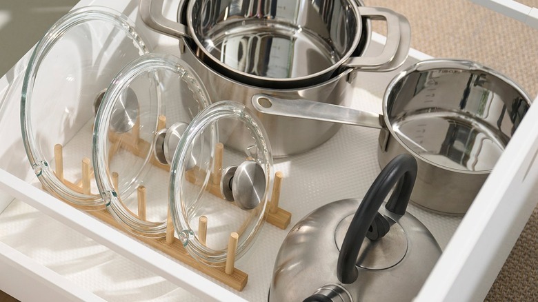 The IKEA OSTBIT plate organizer filled with plates