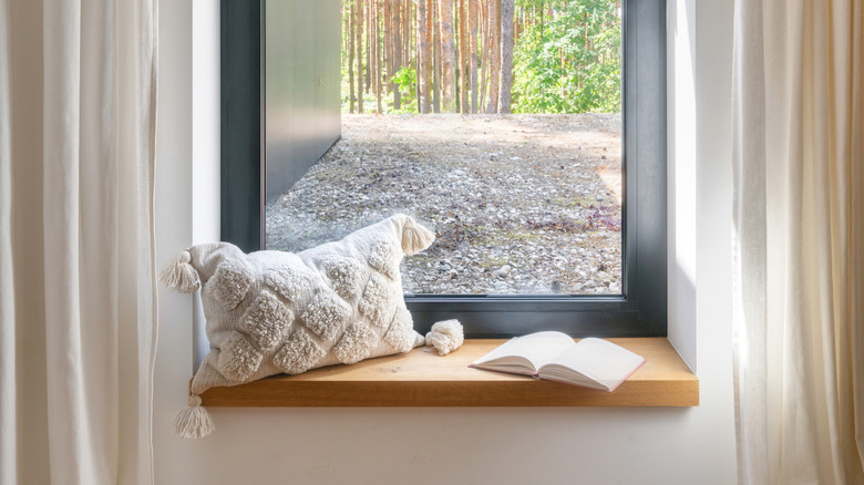 Reading nook in a bedroom window