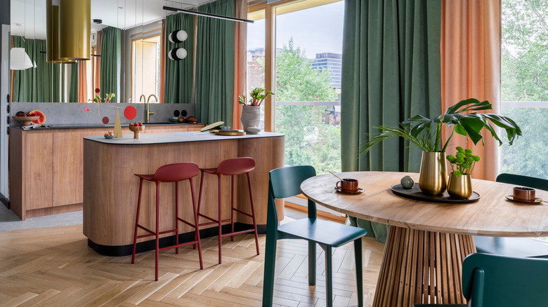 Kitchen with low-back stools and dining chairs