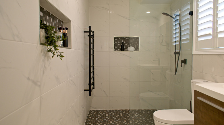 Shower with two shower niches in contrasting tile