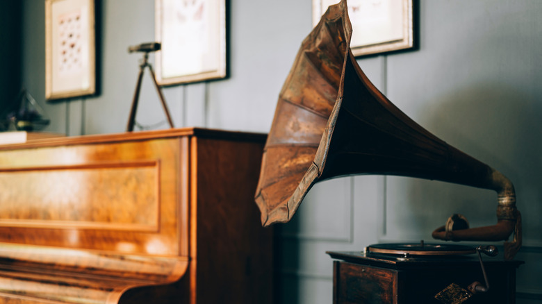 A gramophone next to a piano
