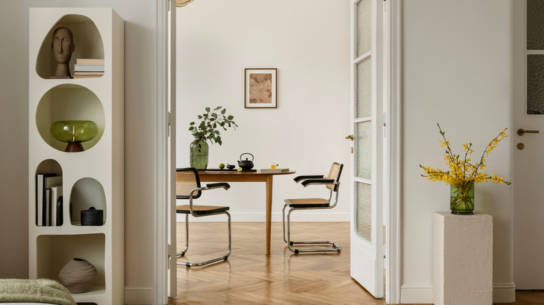 Neutral room with yellow flowers and green vases