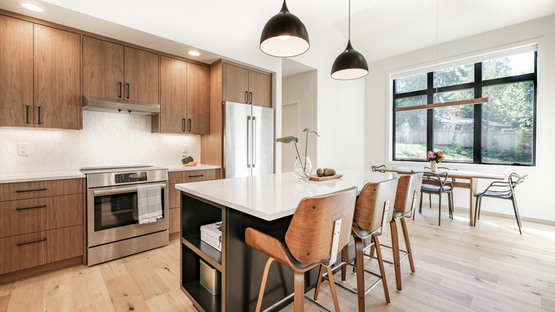 A modern kitchen with a kitchen island that has open shelves
