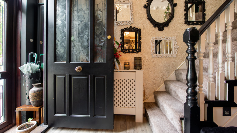 Home entryway with quaint vintage style décor