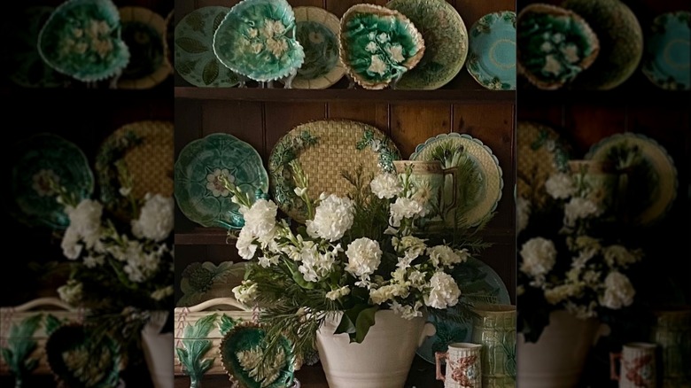 Wall shelves with green majolica plates and platters