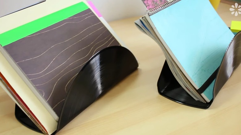 Vinyl record DIY book stand
