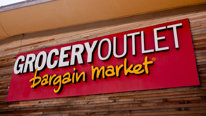 The marquee of Grocery Outlet bargain market.