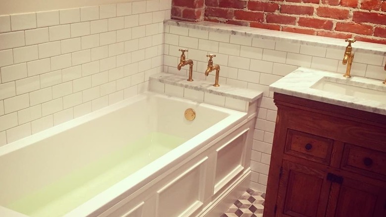 Alcove tub with apron