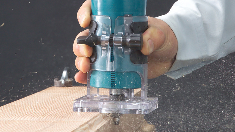 The Makita laminate trimmer in use