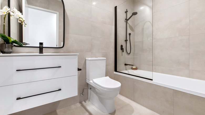 Typical bathroom with a white vanity and neutral finishes