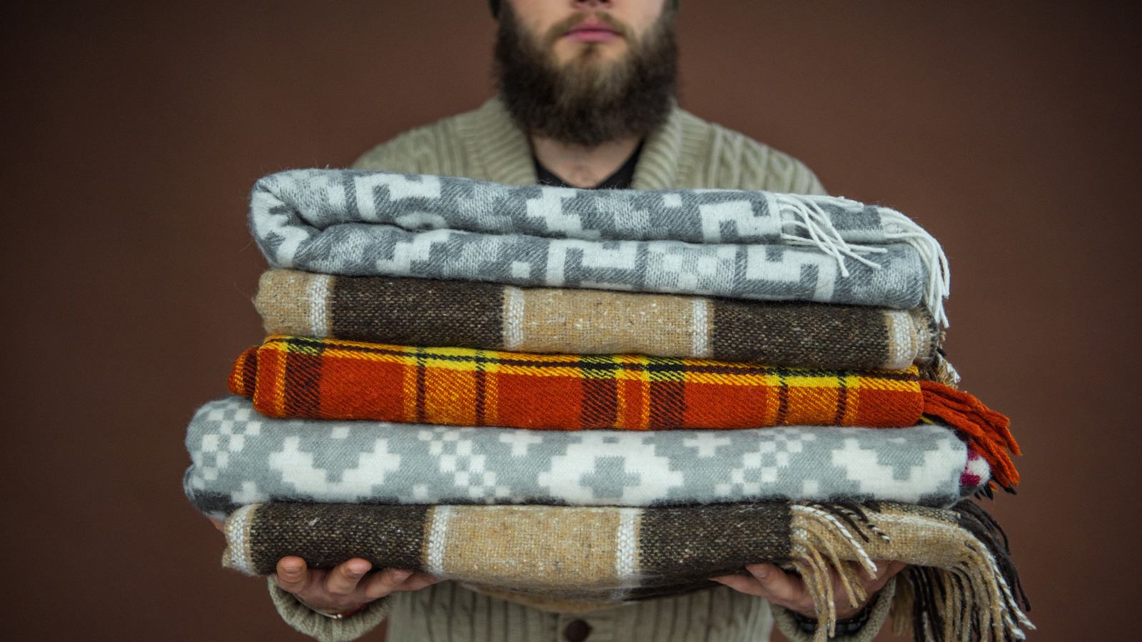 The Vintage Blanket You Can Find At The Thrift Store That Makes ...