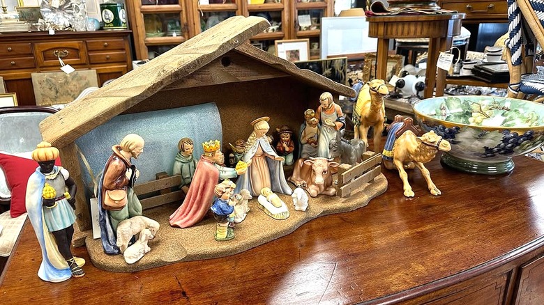 20 piece vintage Hummel nativity set, including all pieces and crèche.