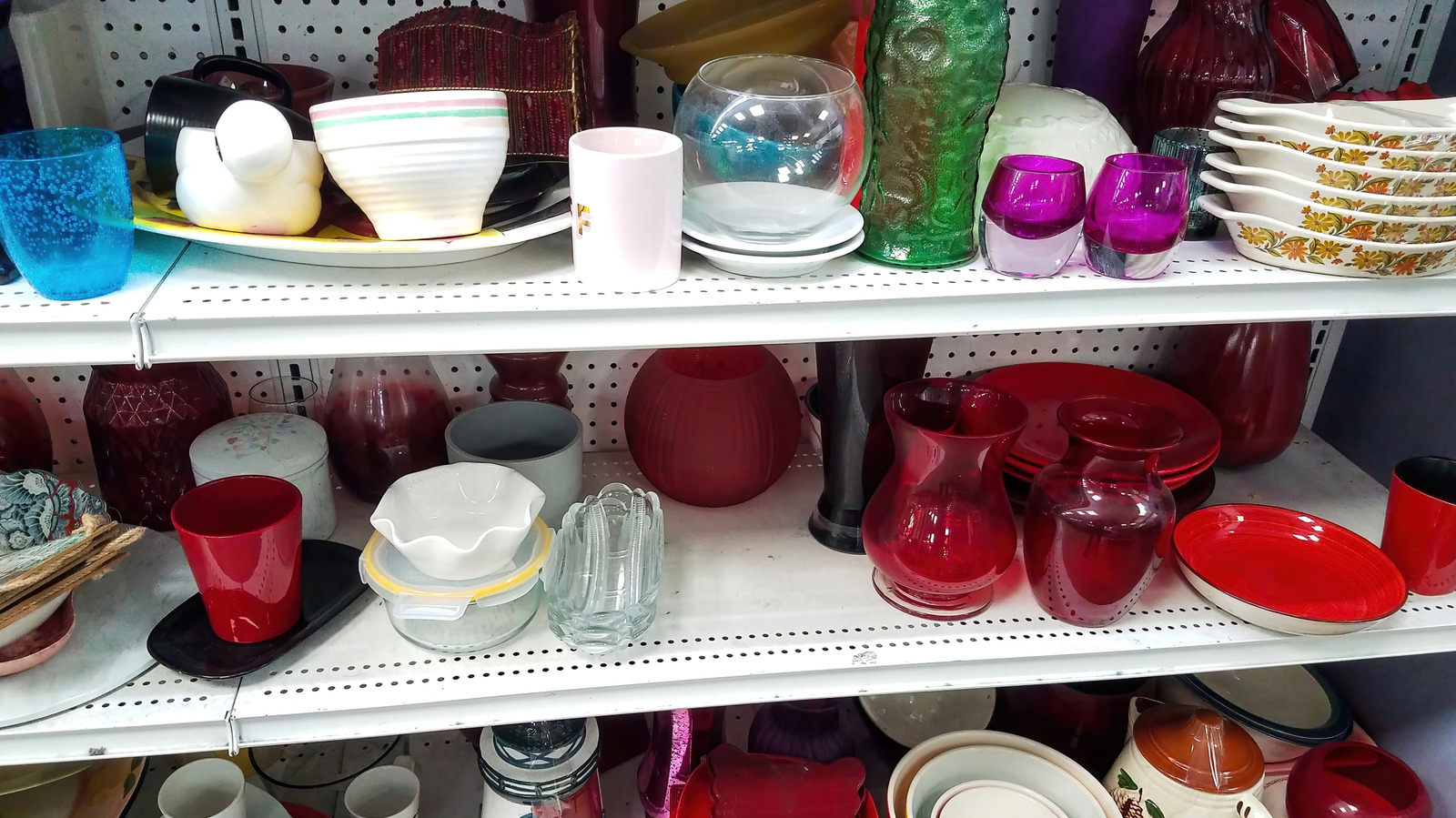The Vintage Kitchen Dish Set To Look For At The Thrift Store (There Are So Many Styles)