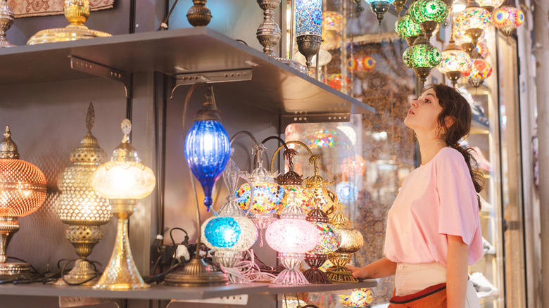 Someone shopping for her lamps
