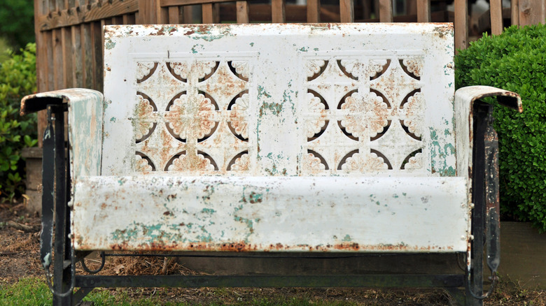Rusty vintage Bunting glider in the pie crust pattern