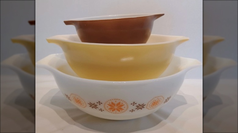 Three "Town and Country" Pyrex bowls stacked on top of each other