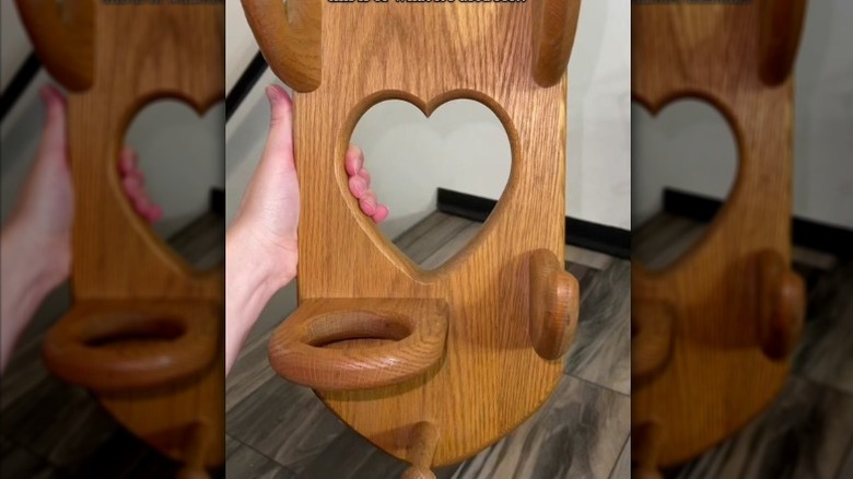 Vintage wooden heart-shape bathroom wall organizer