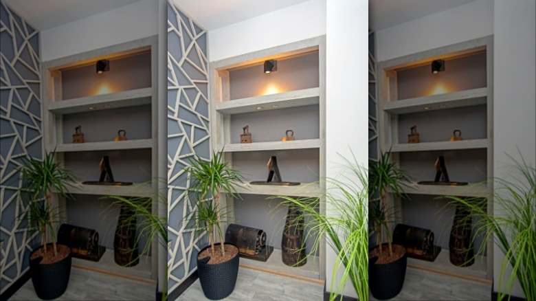 Alcove with mulitple shelves