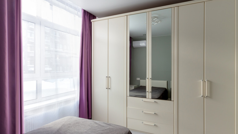 Mirrored wardrobe in a bedroom.