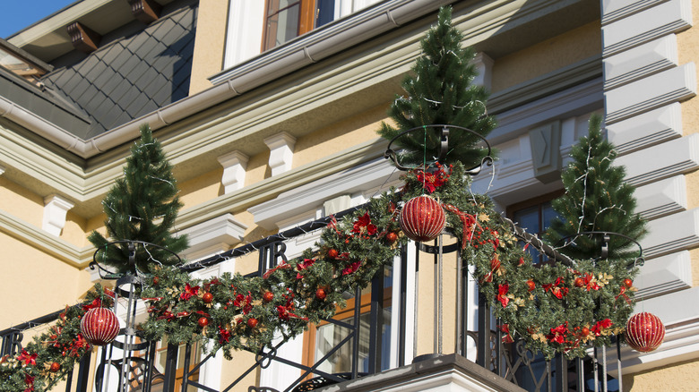 Using winter decorations to create privacy on the balcony