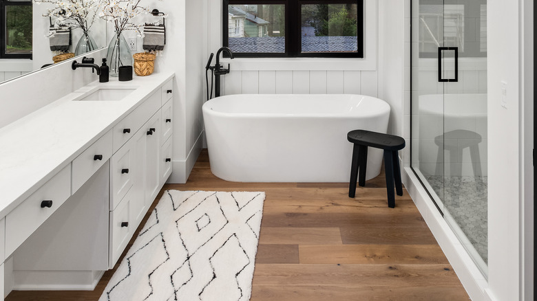 white bath brown hardwood floor