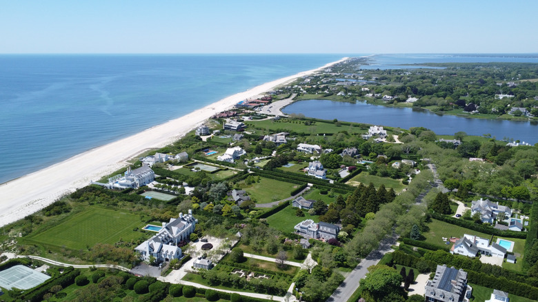 New York mansions with beach view on large estates