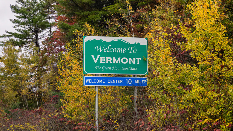 Green Welcome to Vermont sign