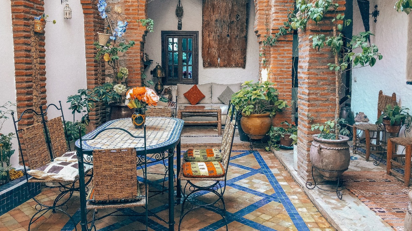 These Elements Make For A GreekInspired Patio