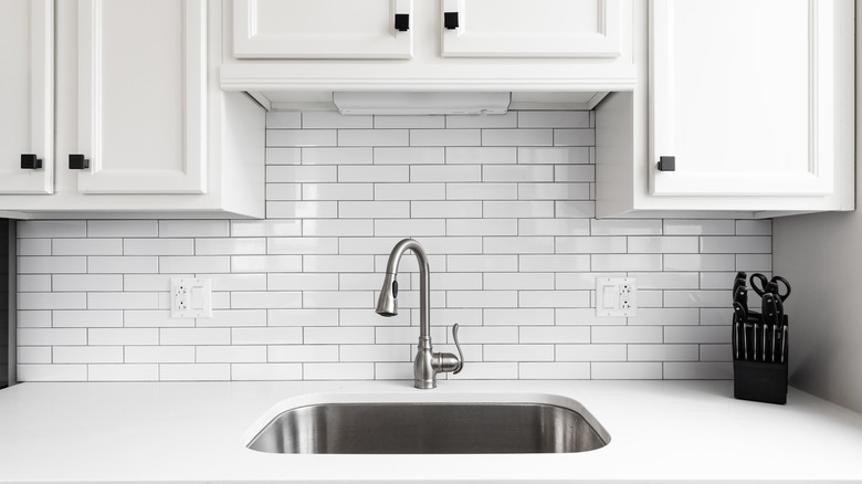 backsplash with subwaytile