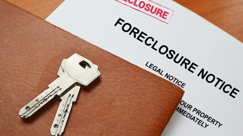 Foreclosure notice with house keys 
