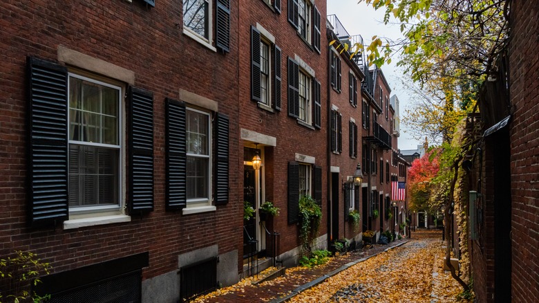 boston brownstone alleyway