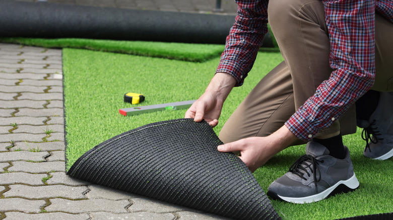 Laying artifical turf in the garden