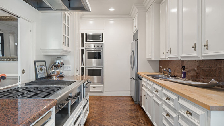 Bright white classic kitchen