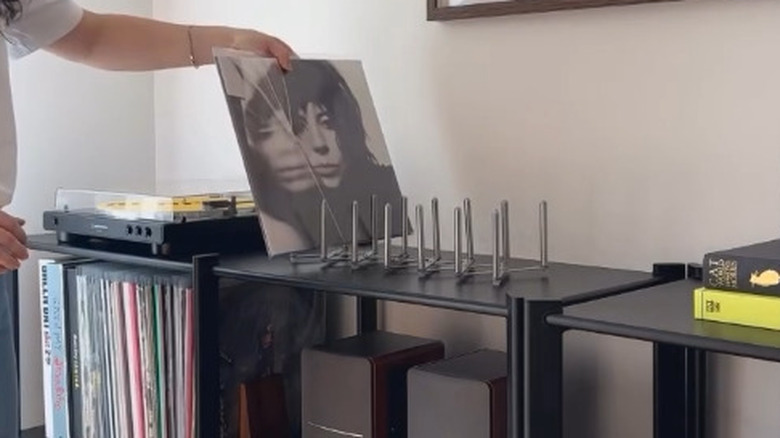 The IKEA pot lid organizer with a vinyl record placed in it.