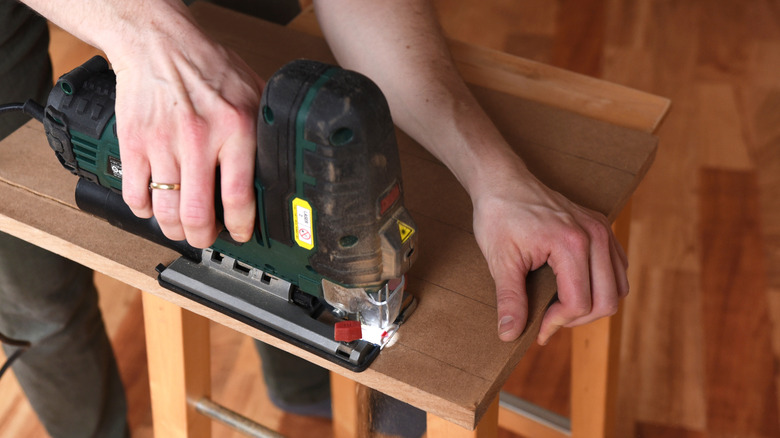 Jigsaw cutting a straight line in wood
