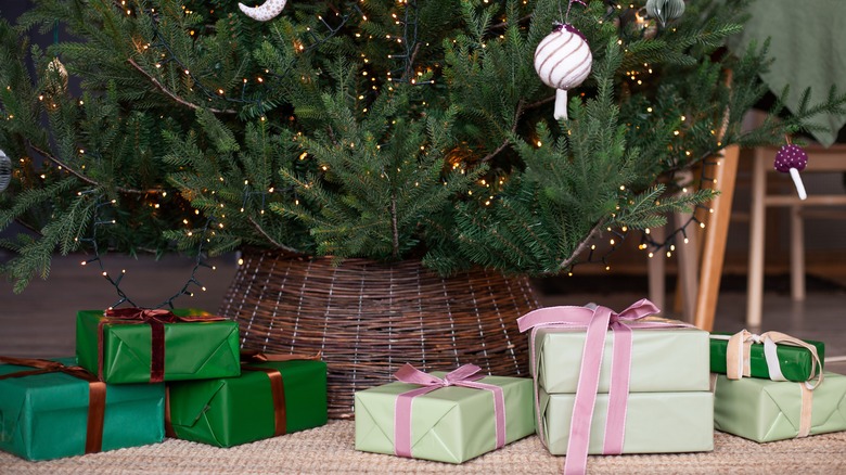 Christmas tree collar with presents