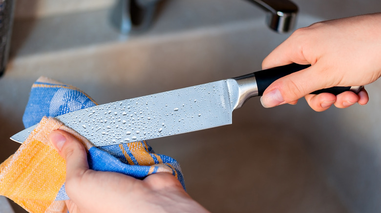 cleaning a kitchen knife 