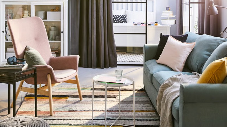 A room decorated in IKEA furnishings features a white GLADOM table.