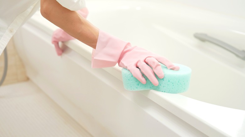 Cleaning white bathtub