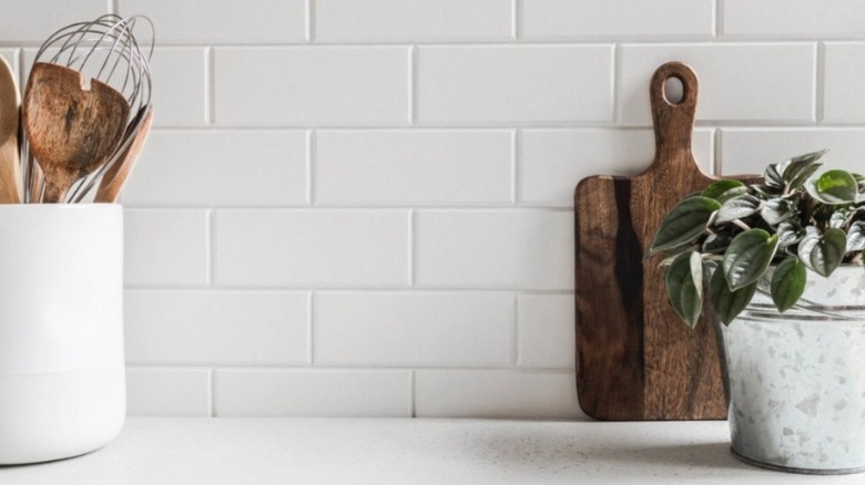 White kitchen backsplash