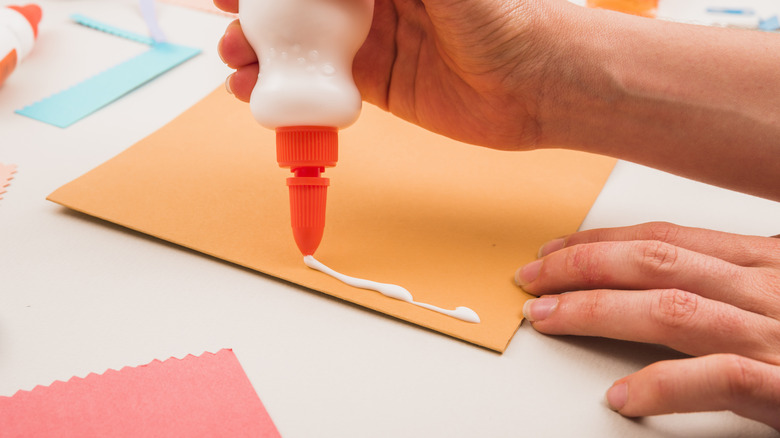 Hand squeezing glue bottle