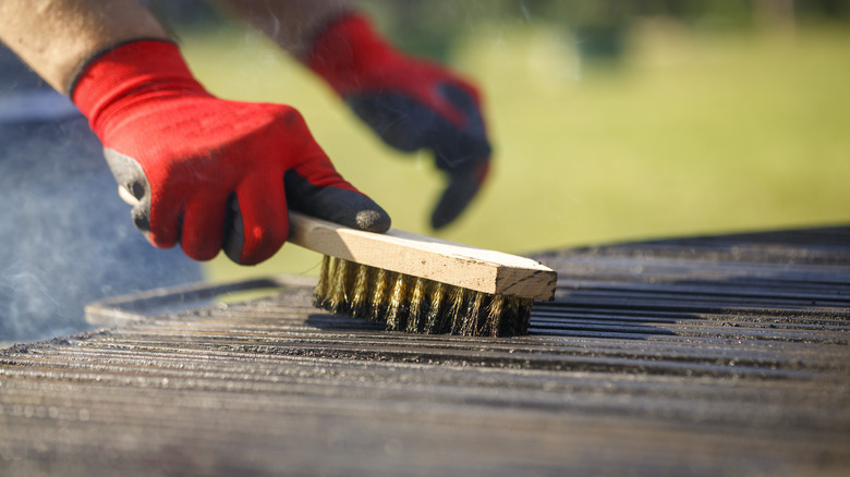 Hands cleaning grill