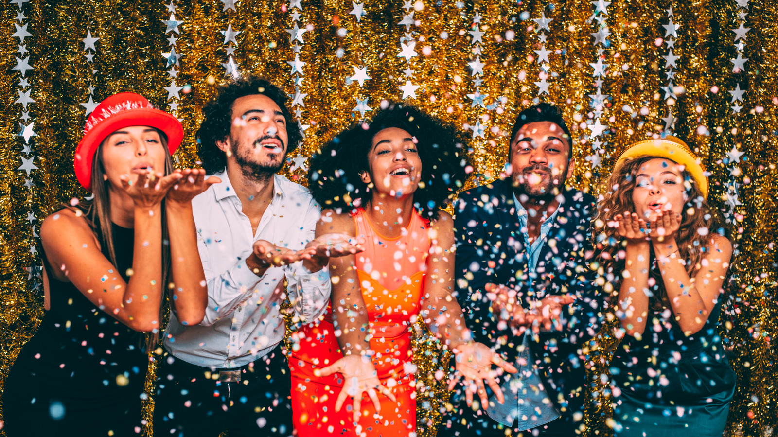 This Table Cloth Hack Will Create A Perfect Photo Wall For Any New Year