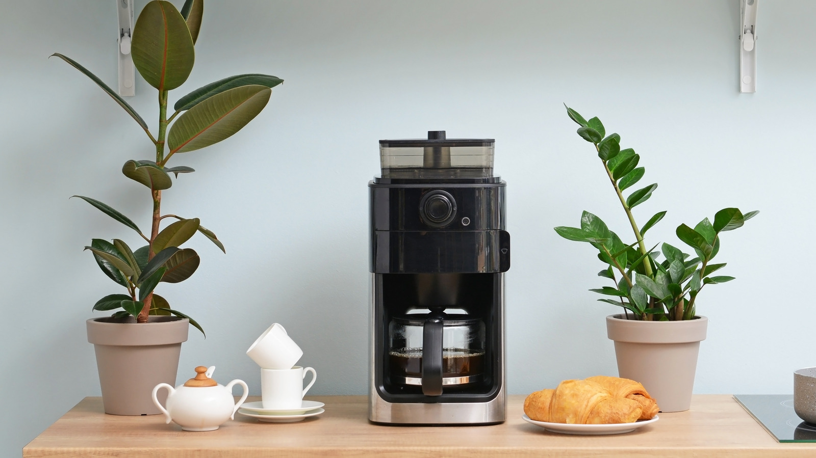 https://www.housedigest.com/img/gallery/throw-your-coffee-maker-away-immediately-if-you-notice-this/l-intro-1651063710.jpg